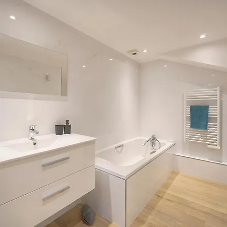 Off Air-conditioned Duplex With Terrace Secure & Premium Amenities شقة