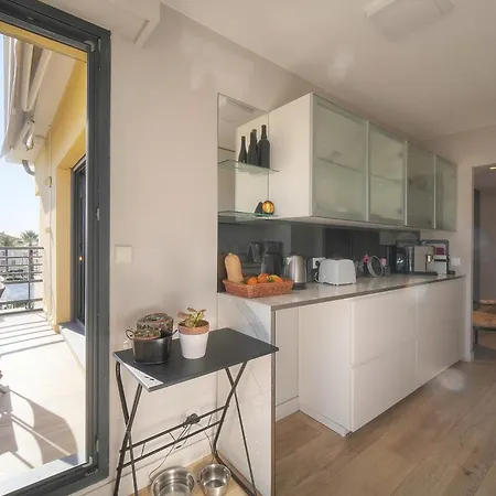 Off Air-conditioned Duplex With Terrace Secure & Premium Amenities شقة