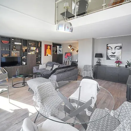 Off Air-conditioned Duplex With Terrace Secure & Premium Amenities شقة