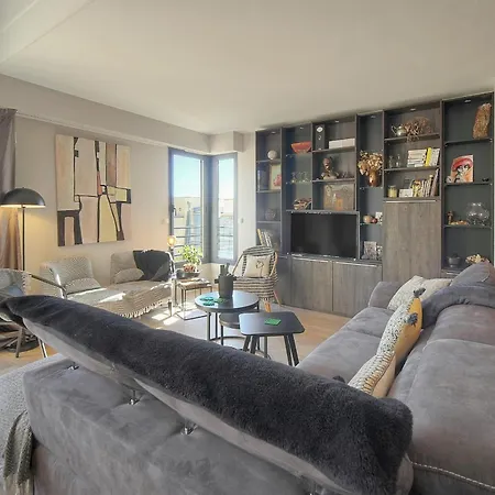 Off Air-conditioned Duplex With Terrace Secure & Premium Amenities شقة