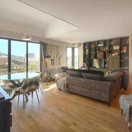 Off Air-conditioned Duplex With Terrace Secure & Premium Amenities شقة كان