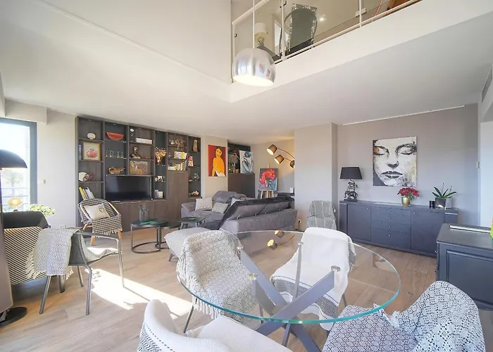 Frgk Air-conditioned Duplex With Terrace Secure & Premium Amenities דירה