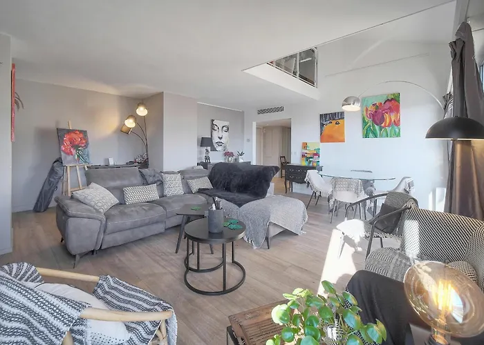 Frgk Air-conditioned Duplex With Terrace Secure & Premium Amenities